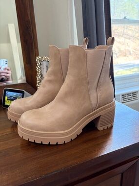 Women’s Chelsea Lug Boot - Taupe